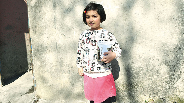 Küçük Betül kumbarasını bağışladı