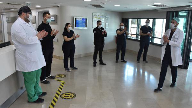 Koronavirüsü yenen hemşire, görevine alkışlarla döndü