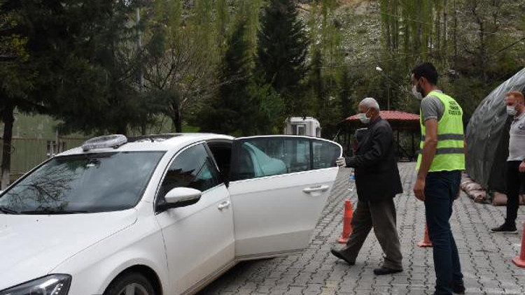 Taburcu olan hastaya kaymakam özel araç tahsis etti Taburcu olan hastaya kaymakam özel araç tahsis etti