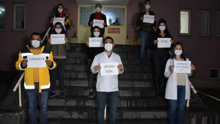 Beytüşşebapta polis ve sağlıkçılardan istiklal marşı Beytüşşebapta polis ve sağlıkçılardan istiklal marşı