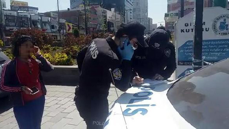 Meydanda maskesiz dolaşan kadına 3 bin 150 TL ceza Meydanda maskesiz dolaşan kadına 3 bin 150 TL ceza