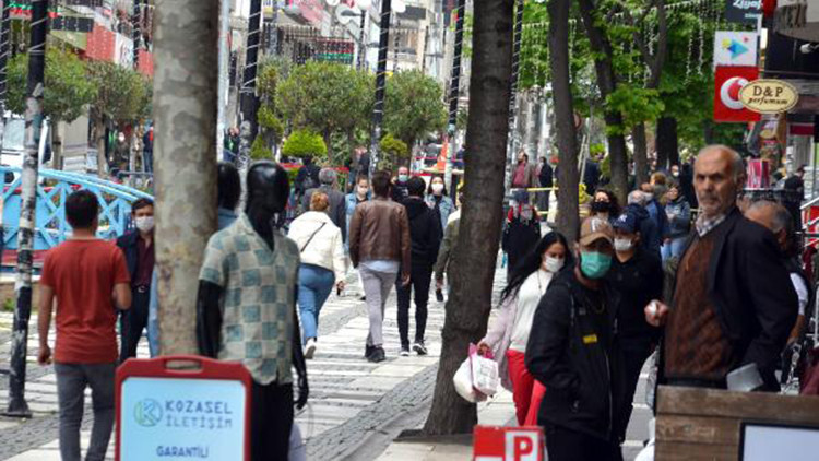 Avcılar’daki Marmara Caddesi yine kalabalık Avcılar’daki Marmara Caddesi yine kalabalık