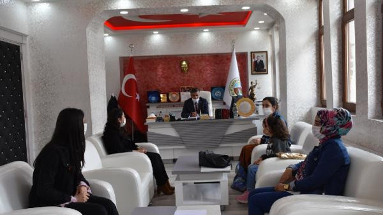 Evde kalıp kitap okuyan öğrencilere çeyrek altın Evde kalıp kitap okuyan öğrencilere çeyrek altın