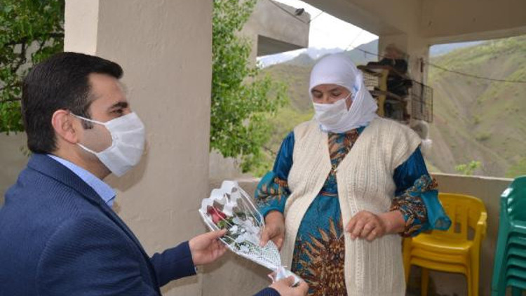 Beytüşşebap’ta şehit ailelerine Anneler Günü ziyareti Beytüşşebap’ta şehit ailelerine Anneler Günü ziyareti