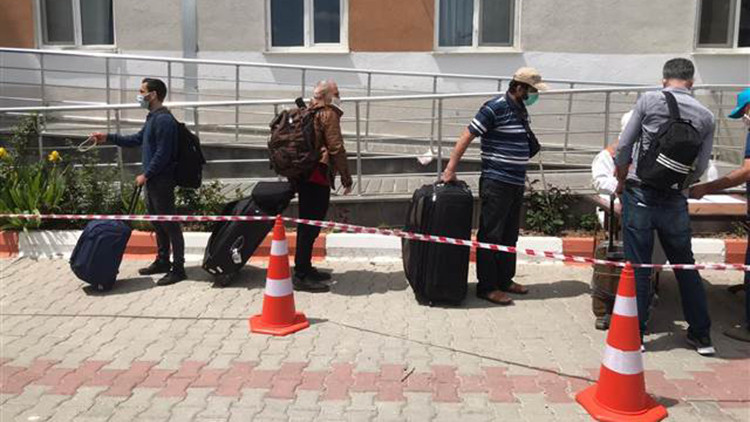 Somali ve Cibutiden getirilerek karantinaya alınan vatandaşlar evlerine gönderildi