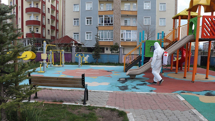 Ağrı’da parklar dezenfekte edildi Ağrı’da parklar dezenfekte edildi