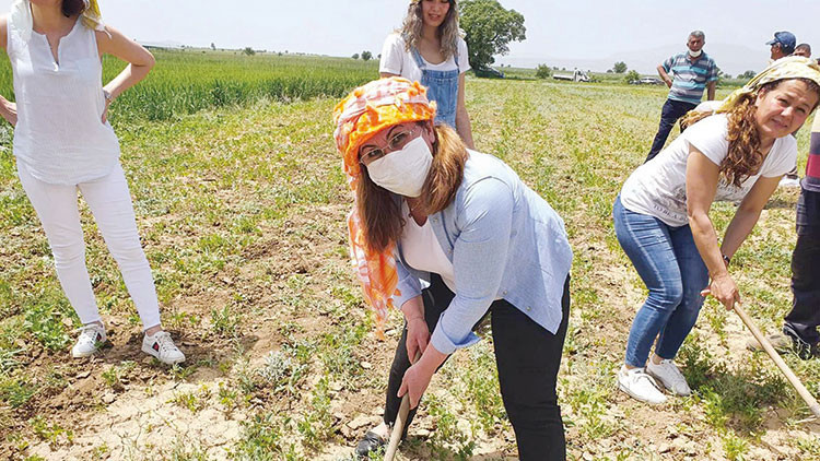 CHP’li vekil kadınlarla çapa salladı