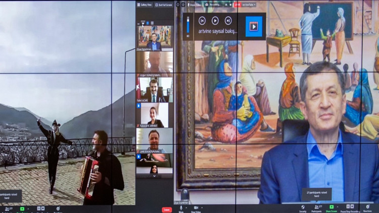 Bakan Selçuk Artvinin öğretmenleriyle buluştu