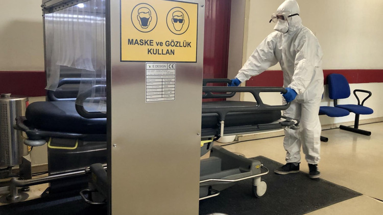 Sedyeler sterilizasyon kabininde temizleniyor