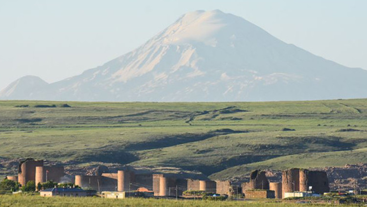 İhtişamlı Ağrı Dağı ile antik kent aynı karede