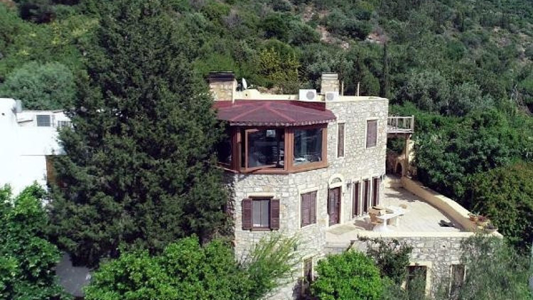 Can Dündarın villasındaki kaçak bölümlerin yıkımında son gün Can Dündarın villasındaki kaçak bölümlerin yıkımında son gün