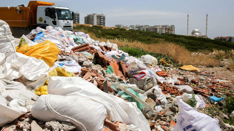 Bariyerleri yıkıp, doğaya 50 ton moloz döktüler Bariyerleri yıkıp, doğaya 50 ton moloz döktüler