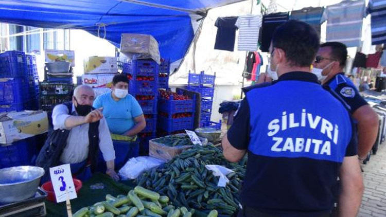 Semt pazarında maske takmayanları zabıta ekipleri uyardı
