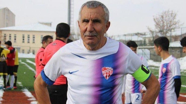 71 yaşındaki Şerif Kunt, dünyanın en yaşlı futbolcusu olmayı hedefliyor 71 yaşındaki Şerif Kunt, dünyanın en yaşlı futbolcusu olmayı hedefliyor