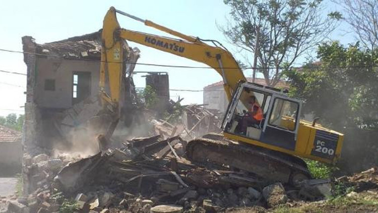 Silivride tehlike saçan metruk yapılar yıkıldı
