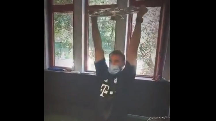 Manuel Neuer şampiyonluk kupasıyla antrenman yaptı