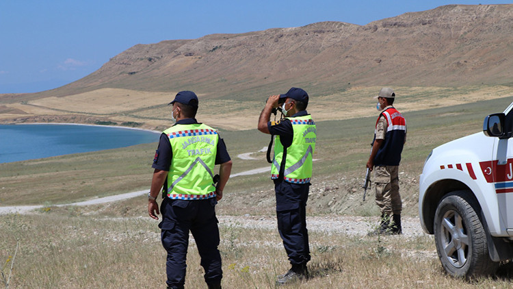 Van Gölünde göçmen teknesinin battığı ihbarı, ekipleri harekete geçirdi