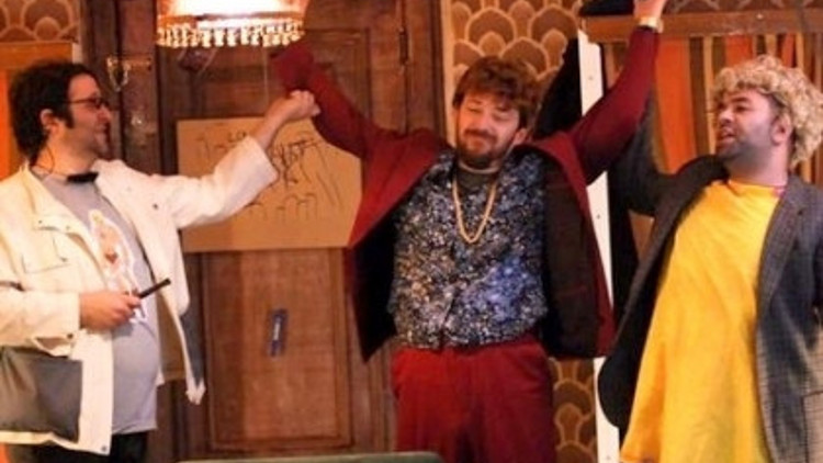 Annem Yokken Çok Güleriz