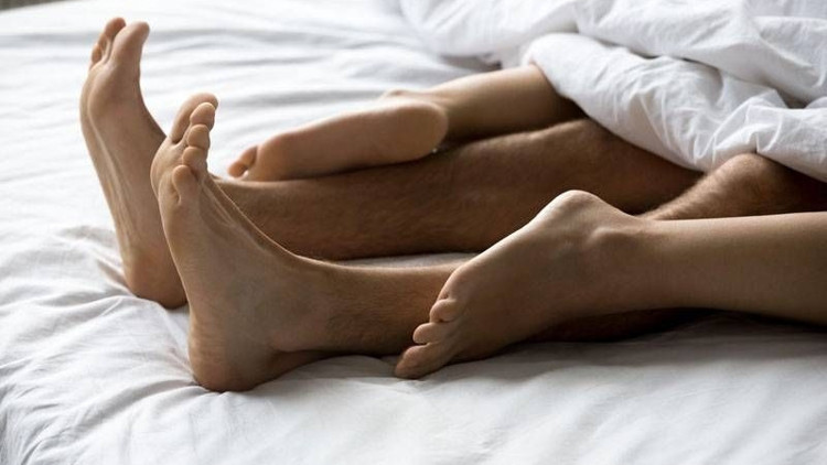 Eşlerin oruçlu iken ilişkilerinin sınırı ne olmalıdır Ramazan ayında ilişkiye girmek günah mı, oruç bozulur mu