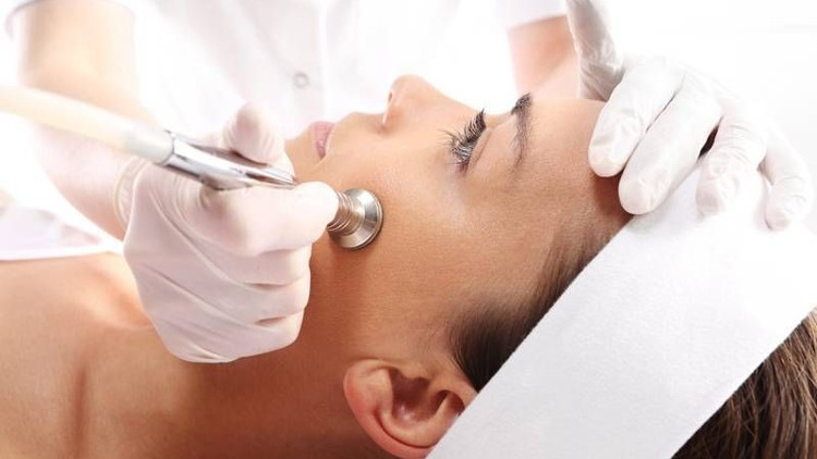 Akne izleri yazın da tedavi edilebilir