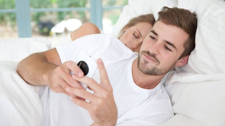 Bir erkeğin karısını aldattığını gösteren 12 işaret