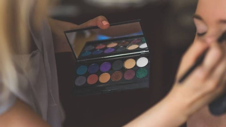 Makyaj malzemeleri görme kaybına neden olabiliyor
