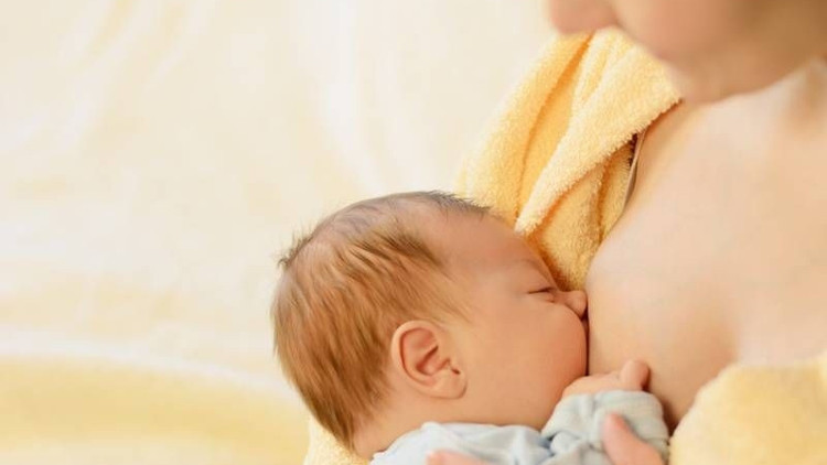 Bebeğinize 2 yaşına kadar anne sütü verin