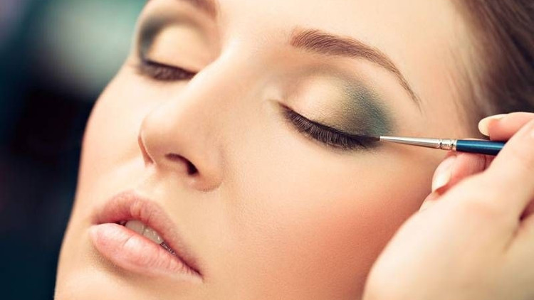 Kalıcı eyeliner ile kusursuz göz makyajı