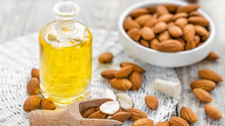 Badem yağı ile makyaj nasıl temizlenir