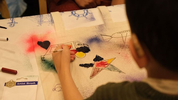 Cerebral Palsy’li çocuklar bez çantaları renklendirdi