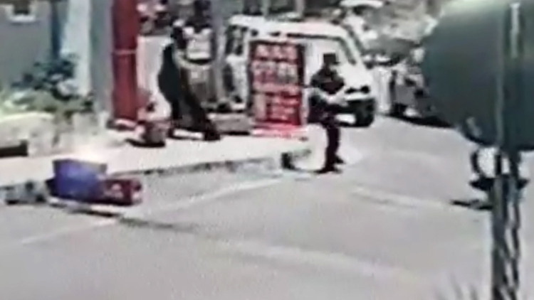 Antalyada hareketli dakikalar... 2 polisi yaraladı, vurularak durduruldu