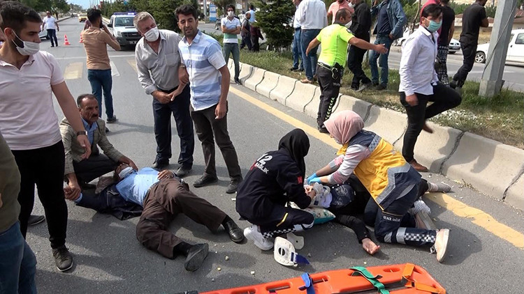 Vanda motosiklet yayaya çarptı: 3 yaralı