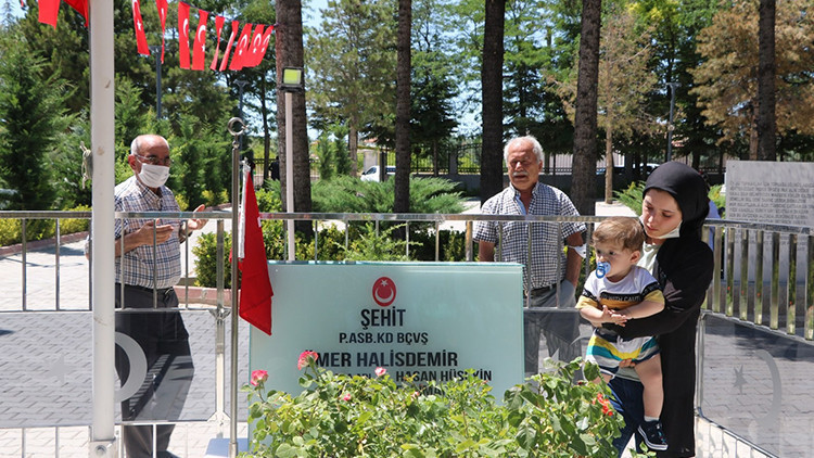 Şehit Ömer Halisdemir’in kabrini ziyaret ettiler