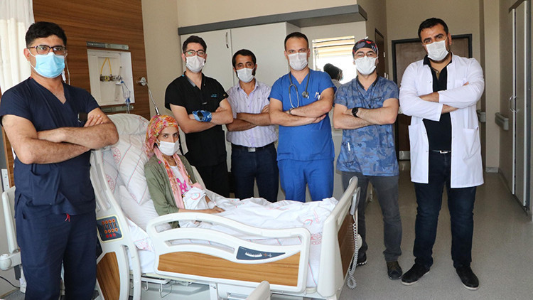 Sezaryenle doğumda anne ve bebeğinin duran kalpleri yeniden çalıştırıldı