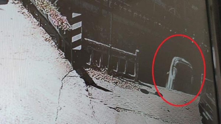 Sürücüsünün el frenini çekmeyi unuttuğu araç kanala böyle uçtu