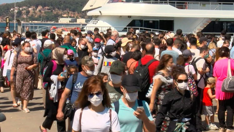 Büyükadada şaşırtan kalabalık... Sosyal mesafe hiçe sayıldı