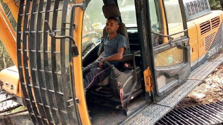 İş makinesiyle uçuruma yuvarlanan operatör yaşamını yitirdi