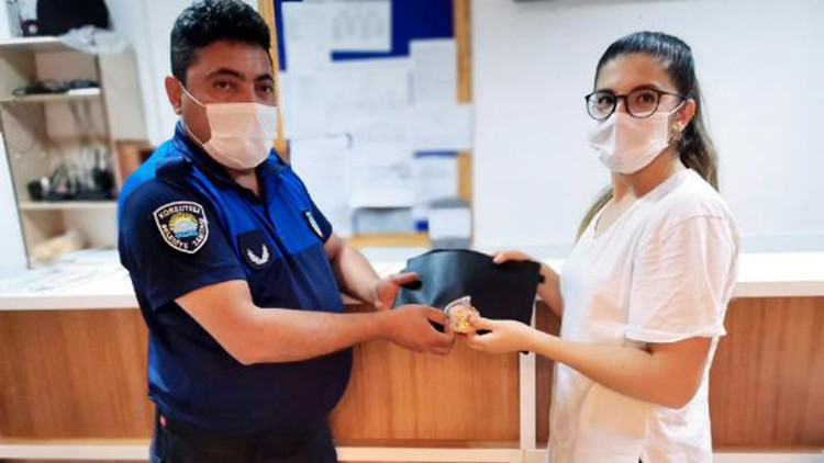 İçinde 40 bin liralık kolye bulunan çanta sahibine teslim edildi
