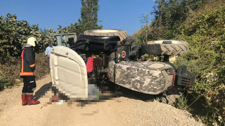 Devrilen traktörün altında kalan çift öldü Devrilen traktörün altında kalan çift öldü
