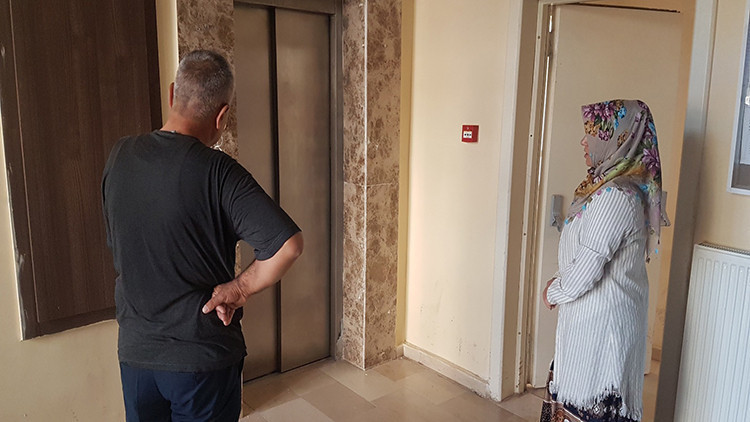 Apartmanda asansör düştü, görevli yaralandı