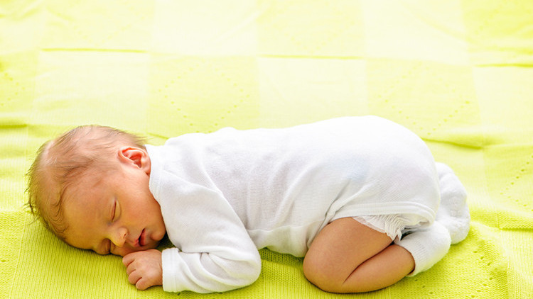 2 aylık bebek gelişimi - 2 aylık bebeğin boyu, kilosu, beslenmesi, uykusu ve gelişim tablosu