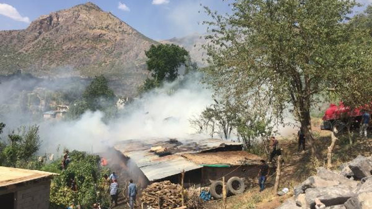 Beytüşşebap’ta ahırda çıkan yangın söndürüldü Beytüşşebap’ta ahırda çıkan yangın söndürüldü