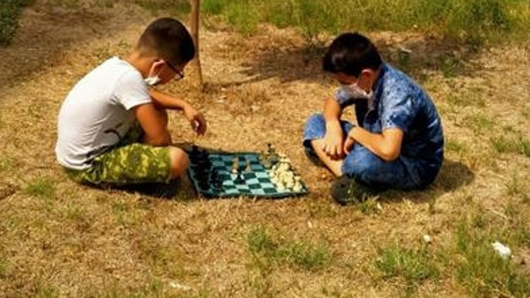 Sokakta satranç var