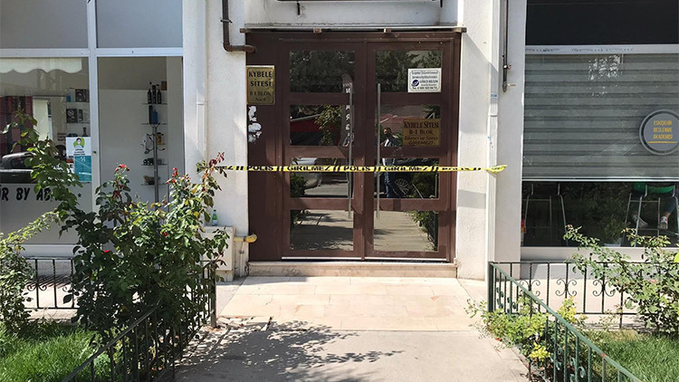 Apartman görevlisinde Korona virüs çıkınca 500 kişi karantinaya alındı Apartman görevlisinde Korona virüs çıkınca 500 kişi karantinaya alındı