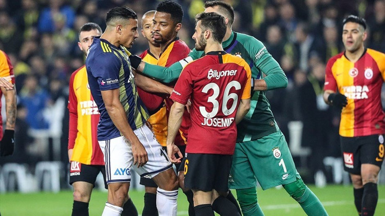 Derbide kartlar havada uçuşuyor Son 2 maçta 2 kırmızı, 10 sarı kart...