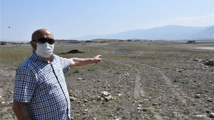 Baraj gölünde sular çekildi, köy kalıntıları gün yüzüne çıktı