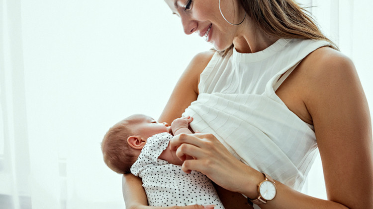 Anne sütü bebeğin ilk aşısıdır