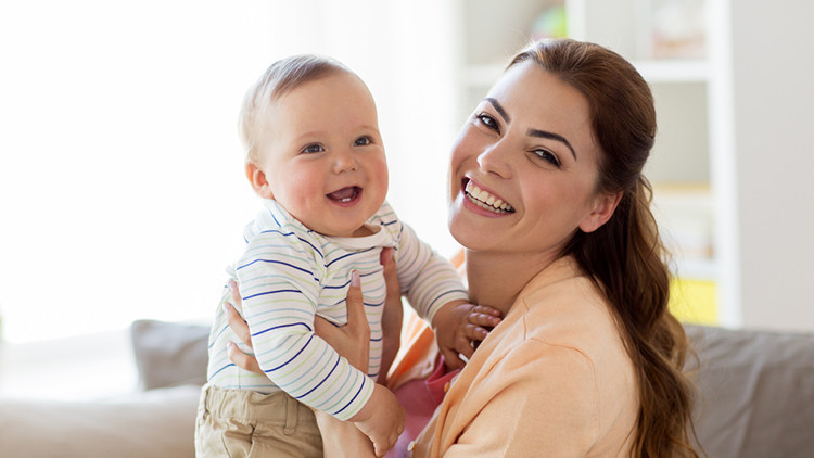 Emzirmek anne ve bebeğin güvende hissetmesini sağlar Emzirmek anne ve bebeğin güvende hissetmesini sağlar