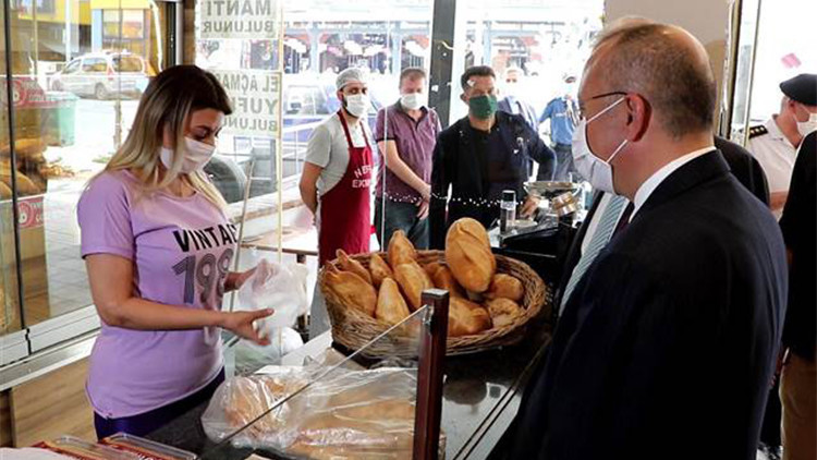 Denetim yapan Vali Atik: Bizi görünce eldiven takıyorsunuz Denetim yapan Vali Atik: Bizi görünce eldiven takıyorsunuz