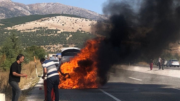 Son dakika haberler... Sıfır diye aldıkları araç ikaz bile vermeden alev alev yandı